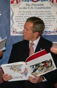Bush leyendo al revés